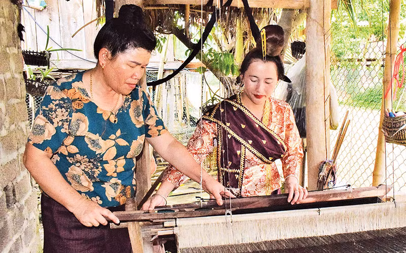 Ở xã Mường Và vẫn còn nhiều hộ gia đình duy trì việc dệt vải, thêu may trang phục, thổ cẩm dân tộc Lào.