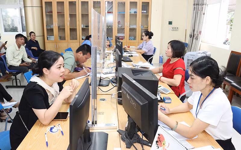 Người lao động đến Trung tâm Dịch vụ việc làm tỉnh Bắc Giang làm thủ tục đề nghị hưởng trợ cấp thất nghiệp. (Ảnh MINH THẮNG) 