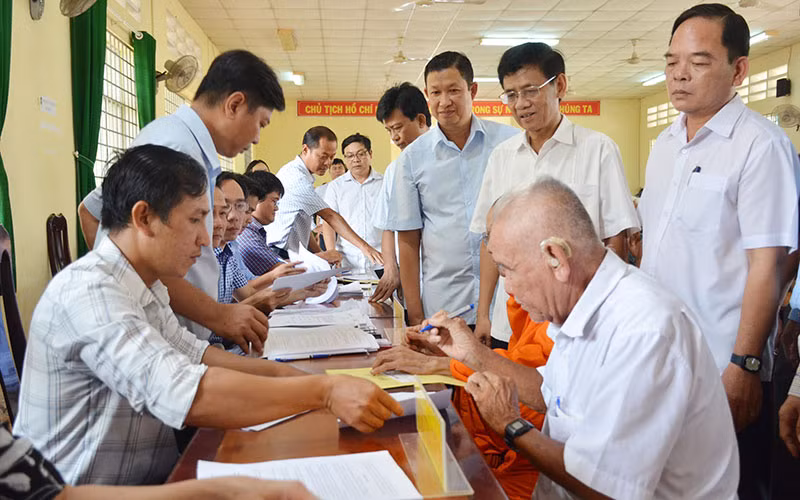 Người dân Sóc Trăng đồng tình giao đất cho dự án và nhận tiền bồi thường giải phóng mặt bằng. 