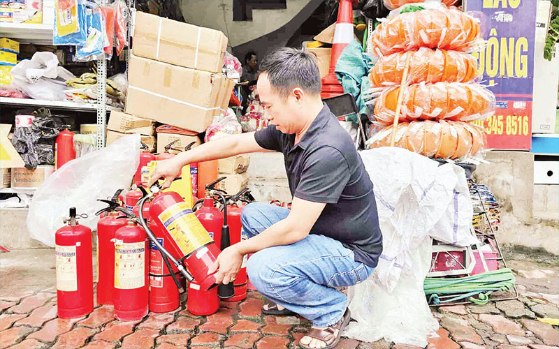 Người dân Hà Nội tìm mua các sản phẩm phòng cháy, chữa cháy, bảo hộ, cứu nạn...