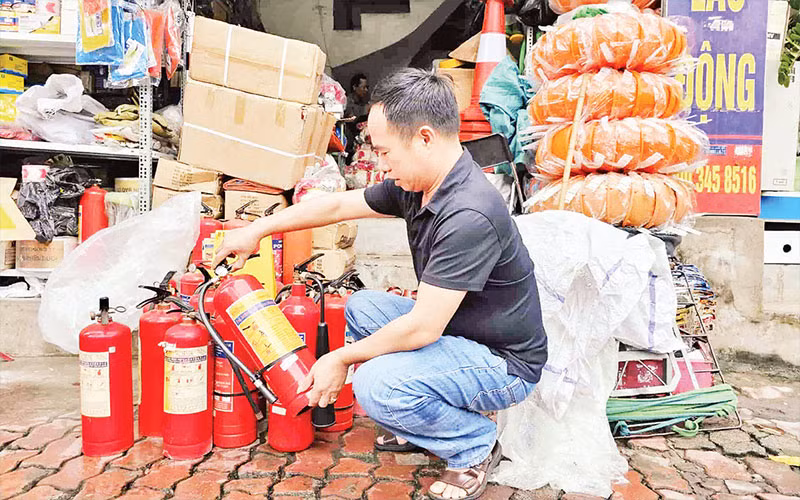 Người dân Hà Nội tìm mua các sản phẩm phòng cháy, chữa cháy, bảo hộ, cứu nạn...