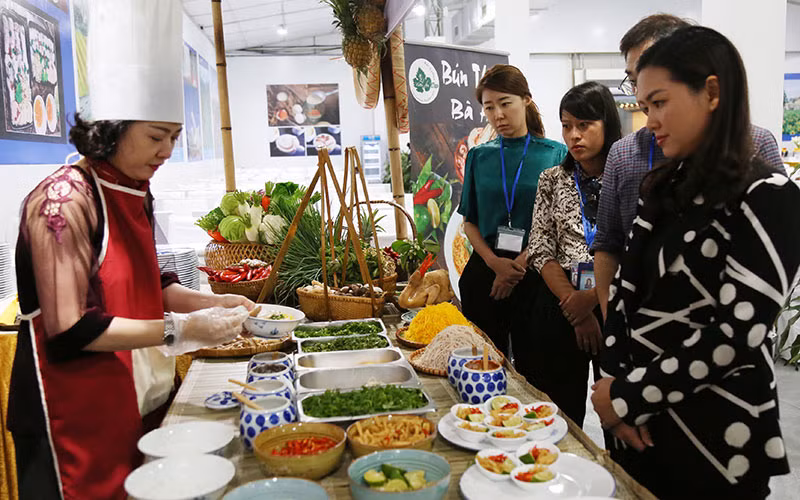 Giới thiệu món bún thang với khách du lịch.