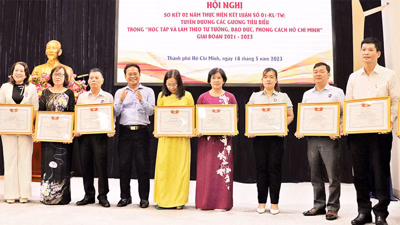 Mặt trận Tổ quốc Thành phố Hồ Chí Minh tuyên dương các cá nhân có thành tích tốt trong học tập và làm theo tư tưởng, đạo đức, phong cách Hồ Chí Minh.