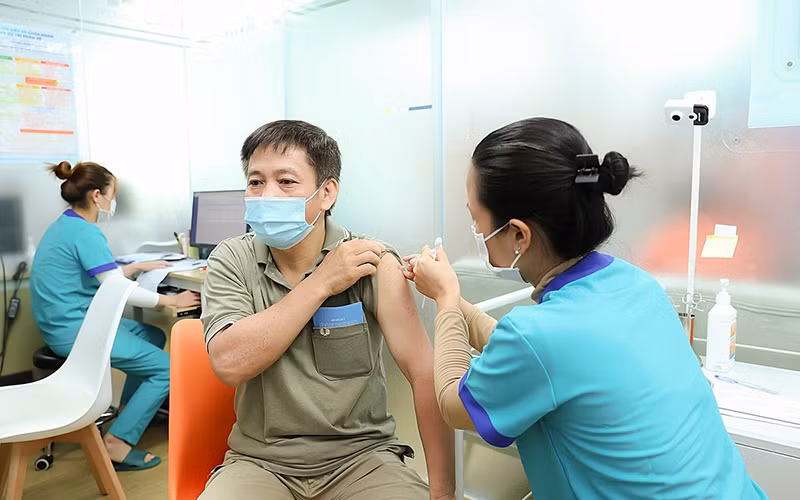 Các bác sĩ khuyến cáo tiêm vắc-xin là biện pháp phòng bệnh cúm hiệu quả nhất. 