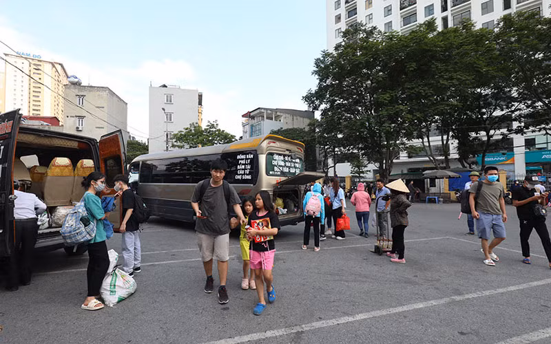 Hành khách đi xe tại bến xe Giáp Bát.