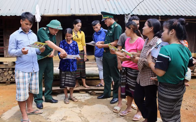 Bộ đội Biên phòng tỉnh Quảng Trị tuyên truyền về chủ trương, đường lối của Đảng và chính sách, pháp luật của Nhà nước cho người dân xã Ba Nang, huyện Đakrông.