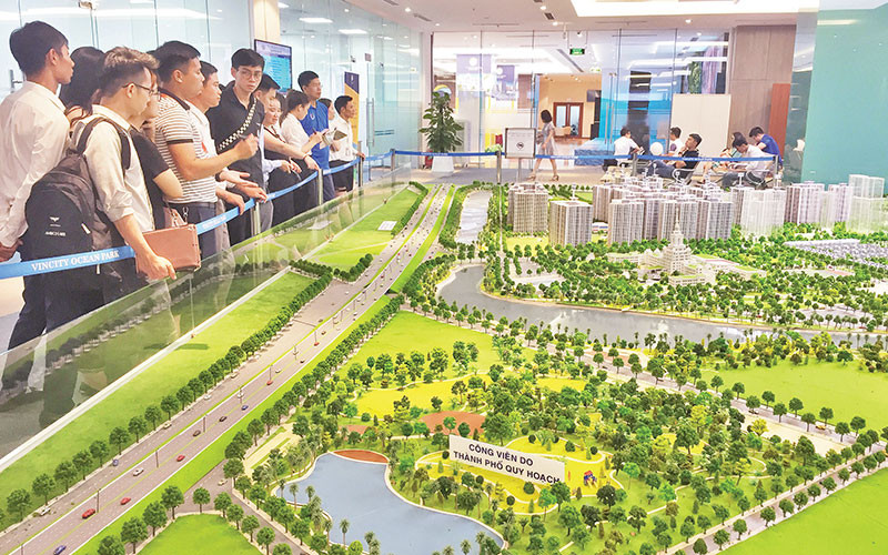 Các nhà đầu tư tìm hiểu bất động sản tại sàn giao dịch. Ảnh | Đức Anh