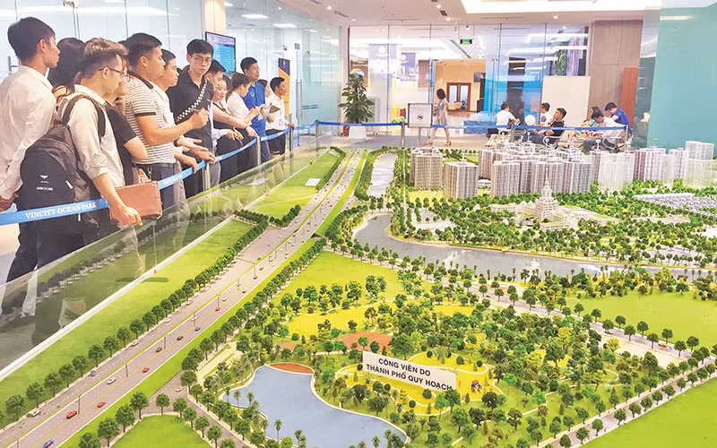 Các nhà đầu tư tìm hiểu bất động sản tại sàn giao dịch. Ảnh : Đức Anh