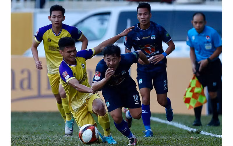 Hoàng Anh Gia Lai (áo sẫm) thắng Hà Nội FC 2-0. (Ảnh VPF)