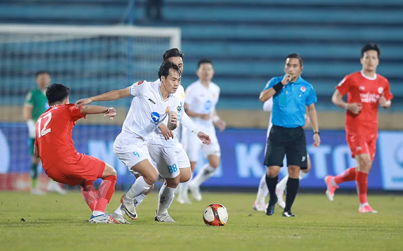 Tiền đạo Văn Toàn (số 9) ghi bàn thắng ấn định chiến thắng 3-0 cho Thép Xanh Nam Định. (Ảnh VPF)