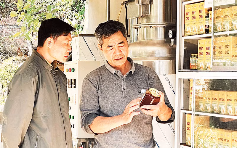 Sản phẩm mật ong Cúc Phương (xã Cúc Phương, huyện Nho Quan, tỉnh Ninh Bình) được dán tem truy xuất nguồn gốc.