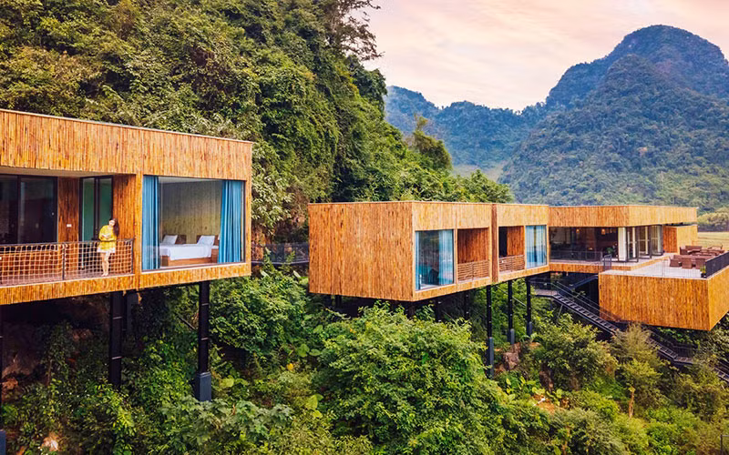 Khu lưu trú Tú Làn Lodge được thiết kế theo mô hình nhà nổi Tân Hóa để phục vụ khách du lịch trong mùa lũ.