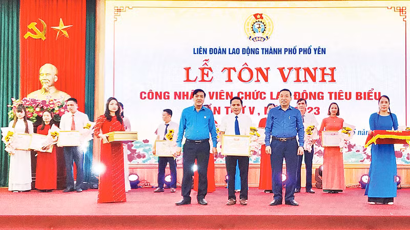 LĐLĐ thành phố Phổ Yên tôn vinh 80 công nhân, viên chức lao động tiêu biểu trong phong trào thi đua giai đoạn 2021-2023.