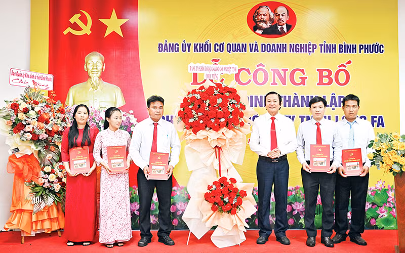 Lãnh đạo Đảng ủy Khối Cơ quan và Doanh nghiệp tỉnh Bình Phước trao quyết định thành lập chi bộ ở doanh nghiệp FDI tại Khu công nghiệp Minh Hưng III, thị xã Chơn Thành.