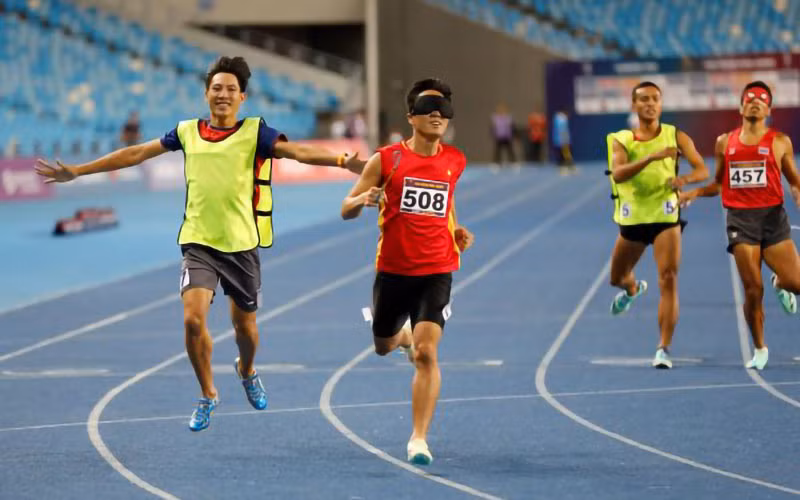 VĐV Ngọc Hiệp (508) đoạt HCV nội dung chạy 400m nam hạng T11.