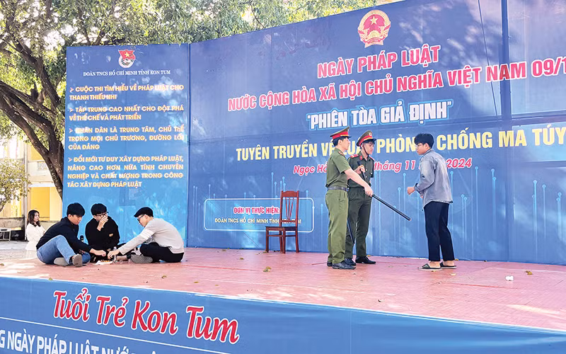 Một tiểu phẩm tại “Phiên tòa giả định”.
