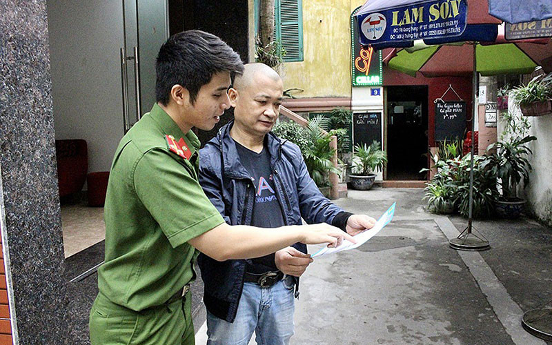Công an phường Máy Tơ, quận Ngô Quyền, thành phố Hải Phòng tuyên truyền tới người dân về các thủ đoạn lừa đảo của tội phạm sử dụng công nghệ cao. (Ảnh TÚ QUYÊN)