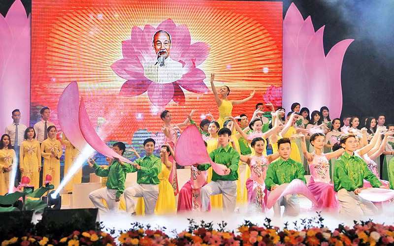 “Ý Đảng, lòng dân” được kết tinh trong những chương trình nghệ thuật lớn mừng xuân. Ảnh: Anh Sơn