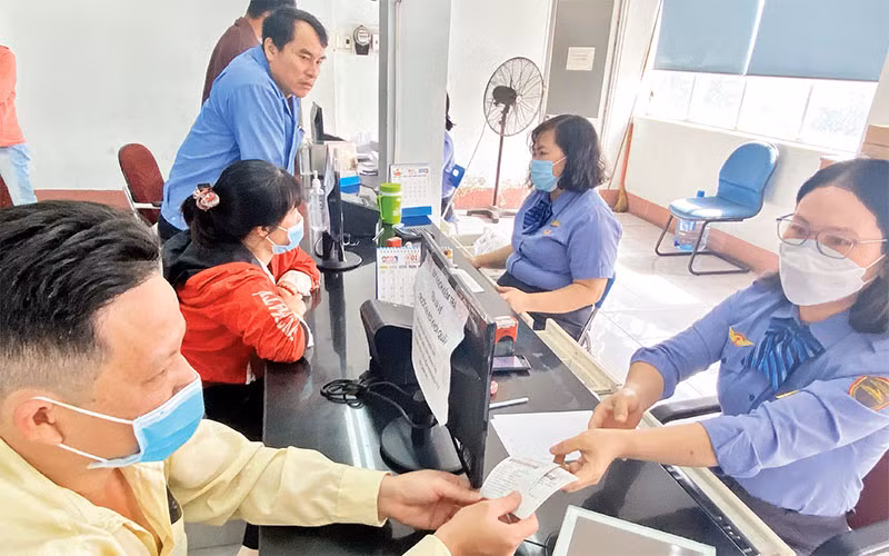 Nhân viên ga Sài Gòn bán vé tàu Tết Nguyên đán Quý Mão cho hành khách.