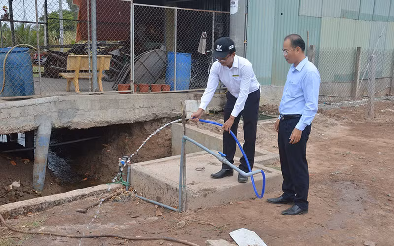 Kiểm tra nguồn nước sinh hoạt ở vùng ngọt hóa Gò Công, tỉnh Tiền Giang. (Ảnh NGUYỄN SỰ)