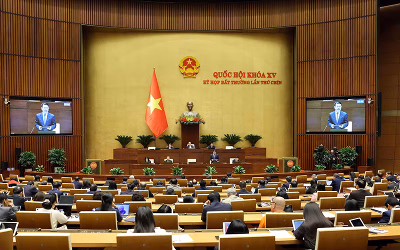 Bộ trưởng Thông tin và Truyền thông Nguyễn Mạnh Hùng phát biểu giải trình, làm rõ một số vấn đề đại biểu Quốc hội nêu. (Ảnh Duy Linh)