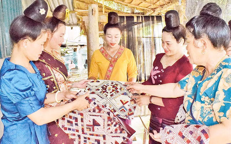 Trang phục nữ gồm áo ngắn cúc cài thẳng hoặc chéo và mặc thân váy dài thắt ngang ngực, buông ngang tầm bắp chân, khăn cài chéo.