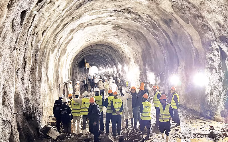 Hầm số 2 thuộc dự án cải tạo đường sắt khu vực đèo Khe Nét được đào thông vượt tiến độ hai tháng.