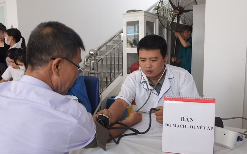 Các y, bác sĩ Bệnh viện Hữu nghị Việt Nam-Cu Ba (Hà Nội) khám sàng lọc sức khỏe cho người dân trên địa bàn Hà Nội. 