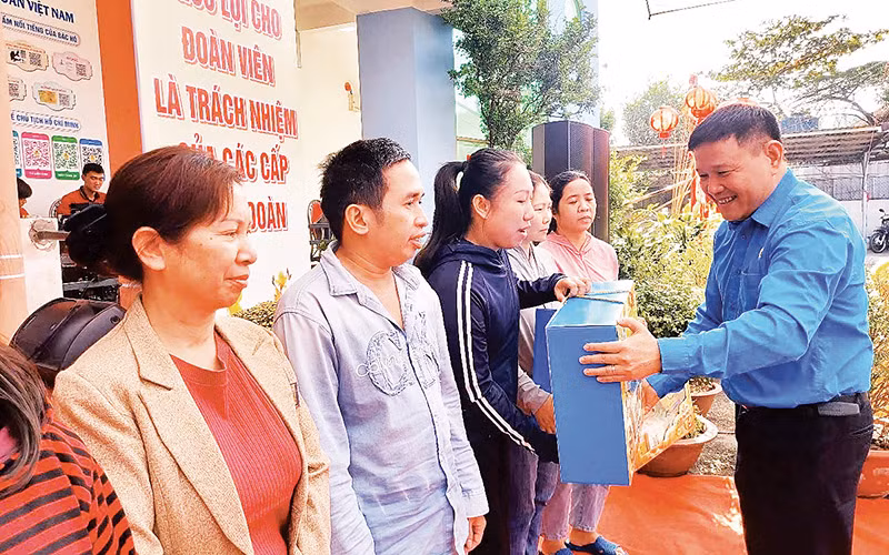 Liên đoàn Lao động quận Tân Phú trao quà tặng công nhân hoàn cảnh khó khăn dịp Tết Nguyên đán Ất Tỵ 2025.