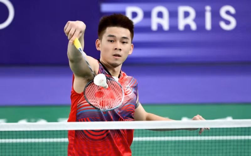 Kunlavut Vitidsarn của Thái Lan thắng tay vợt số 1 Trung Quốc Shi Yuqi tại tứ kết cầu lông đơn nam để vào bán kết.