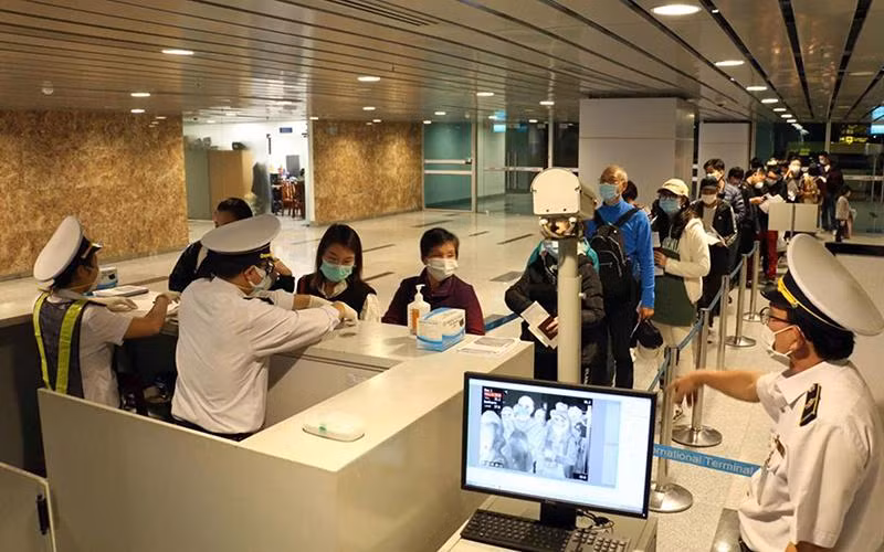 Kiểm dịch nhập cảnh tại sân bay quốc tế Đà Nẵng nhằm tăng cường giám sát phòng ngừa lây lan dịch bệnh. (Ảnh HỮU QUÝ) 
