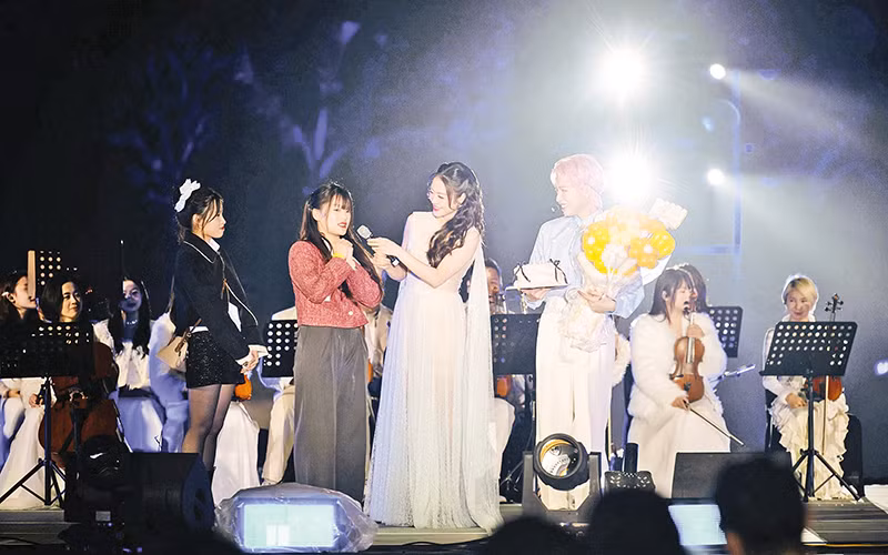 Các nghệ sĩ giao lưu cùng khán giả trong đêm diễn True Love Seasons.