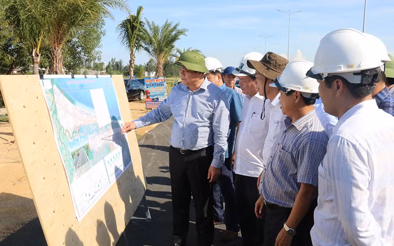 Lãnh đạo tỉnh Quảng Nam kiểm tra việc thi công đường ven biển nối từ Cửa Đại-Chu Lai.