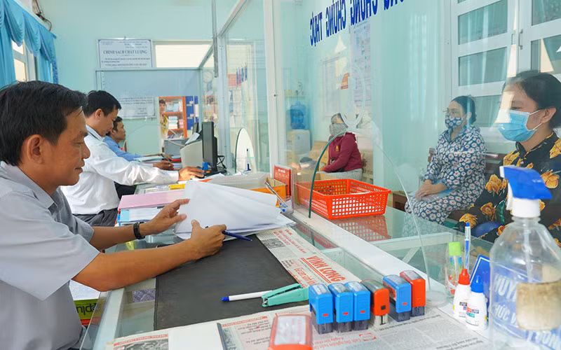 Nhiều giải pháp cải cách thủ tục hành chính, nâng cao chất lượng phục vụ người dân được triển khai hiệu quả tại bộ phận “một cửa” của UBND xã Thuận An, thị xã Bình Minh.