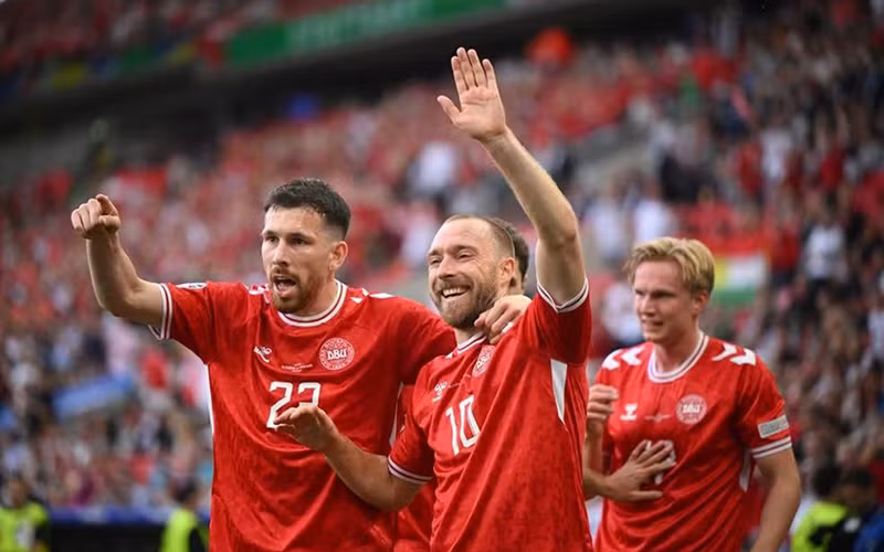 Chritian Eriksen (số 10) được chờ đợi sẽ giúp Đan Mạch vượt qua Serbia. Chritian Eriksen (số 10) được chờ đợi sẽ giúp Đan Mạch vượt qua Serbia.