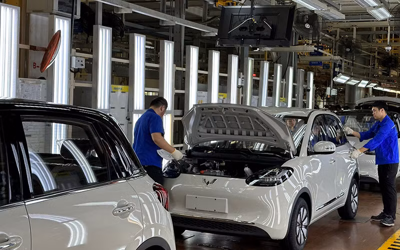 Lắp ráp sản phẩm ô-tô điện tại một nhà máy sản xuất ô-tô.