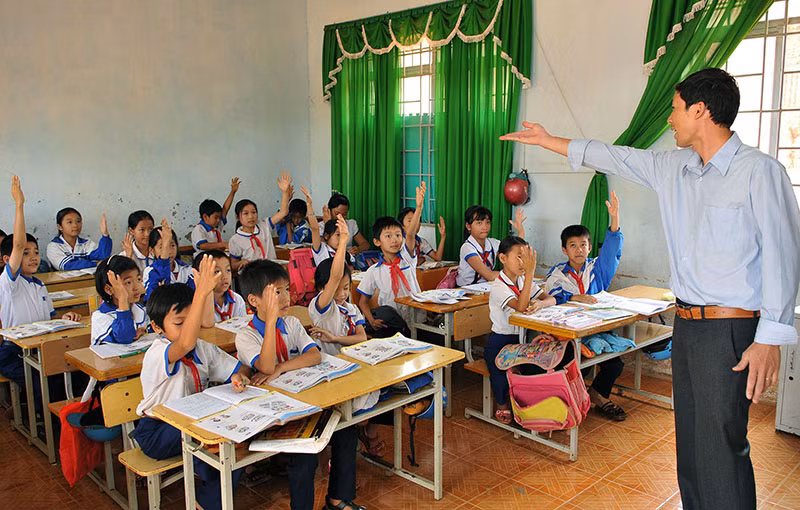 Thầy giáo - người truyền cảm hứng cho học sinh trong mỗi tiết học. (Ảnh NGỌC MAI)