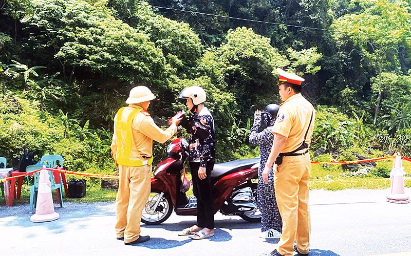 Lực lượng cảnh sát giao thông tỉnh Cao Bằng kiểm tra nồng độ cồn.