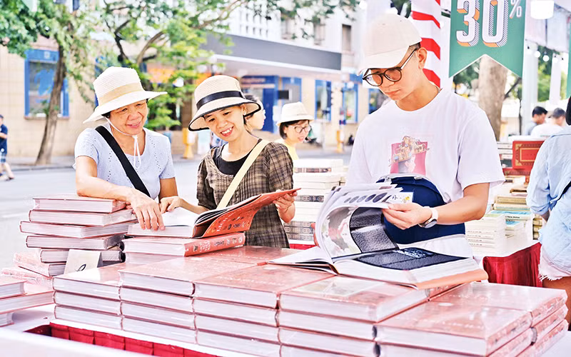 Độc giả Thủ đô đến với Hội sách Hà Nội 2024.