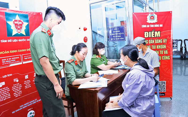 Cán bộ Công an tỉnh Đồng Nai hướng dẫn người dân kích hoạt tài khoản định danh điện tử.