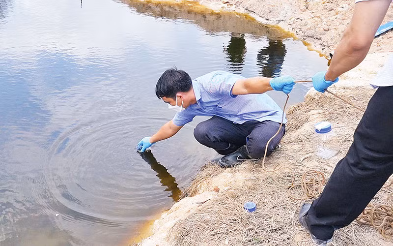 Lực lượng chức năng kiểm tra vi phạm tại Công ty TNHH KBec Vina.