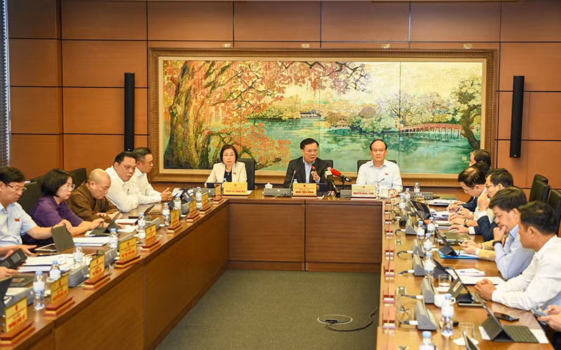 Đại biểu Quốc hội thành phố Hà Nội thảo luận ở tổ tại kỳ họp thứ 6. (Ảnh DUY LINH)