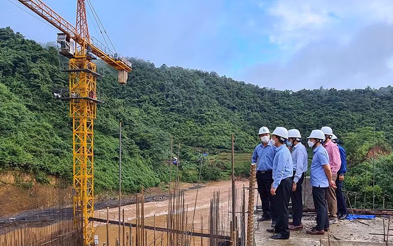 Đoàn công tác Ủy ban nhân dân tỉnh Điện Biên kiểm tra tại dự án thủy điện Huổi Chan 1.