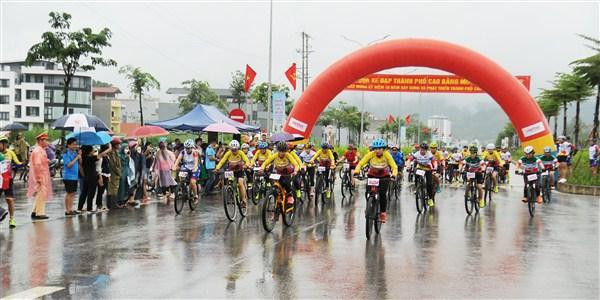 Đông đảo tay đua tham dự giải