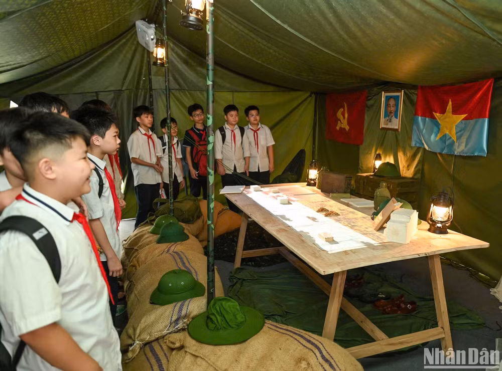 Không gian triển lãm được thiết kế như một dòng chảy lịch sử