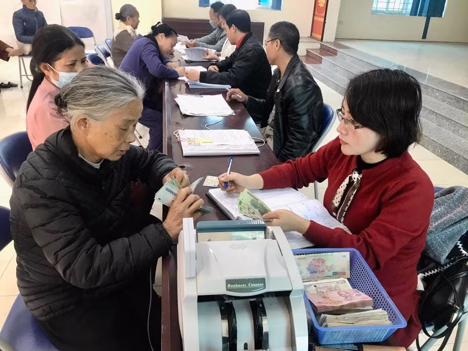 Người dân huyện Thanh Oai (Hà Nội) nhận tiền hỗ trợ giải phóng mặt bằng dự án đường Vành đai 4-Vùng Thủ đô. (Ảnh: Ánh Ngọc)