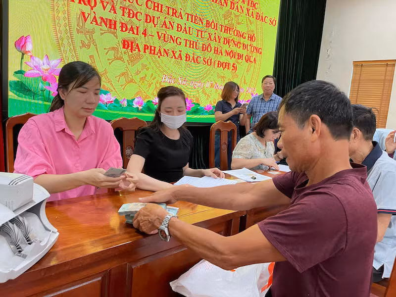 Huyện Hoài Đức (Hà Nội) tổ chức chi trả tiền bồi thường, hỗ trợ giải phóng mặt bằng dự án đường Vành đai 4 cho người dân xã Đắc Sở. (Ảnh: Việt Hoàng)