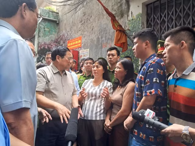 Thủ tướng Phạm Minh Chính trực tiếp tới thị sát hiện trường vụ cháy chung cư xảy ra trên địa bàn phường Khương Đình, quận Thanh Xuân, Hà Nội. (Ảnh: HỒNG PHONG)
