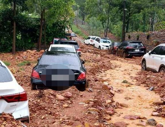 Lũ quét gây ngập cục bộ đường giao thông tại Đội 5, xóm Ban Tiện, thôn Phù Ninh, xã Minh Phú, Sóc Sơn. (Ảnh: TRẦN HOÀNG)