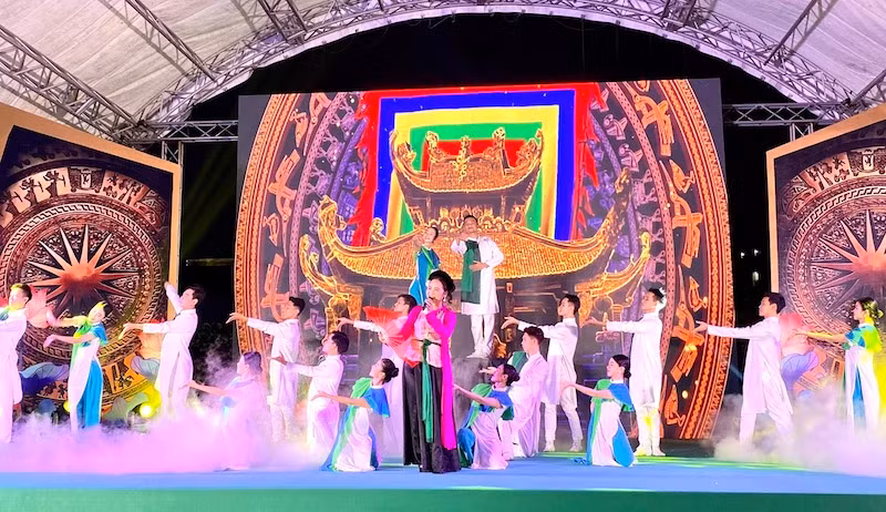 Biểu diễn nghệ thuật truyền thống trong chương trình “Xông trầm khói toả, Đồng Cổ linh thiêng”.